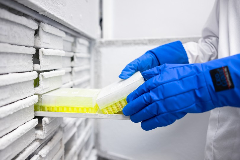 Positioning samples in a ULT freezer