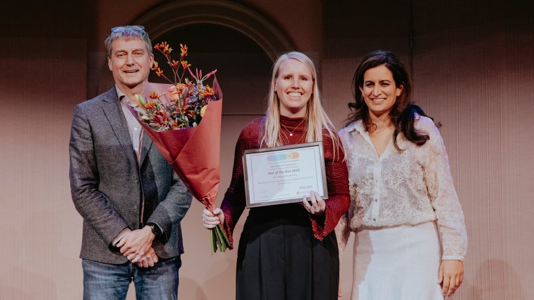 Annette Neele receiving the award from ACS directors Ronak Delewi and Menno de Winther