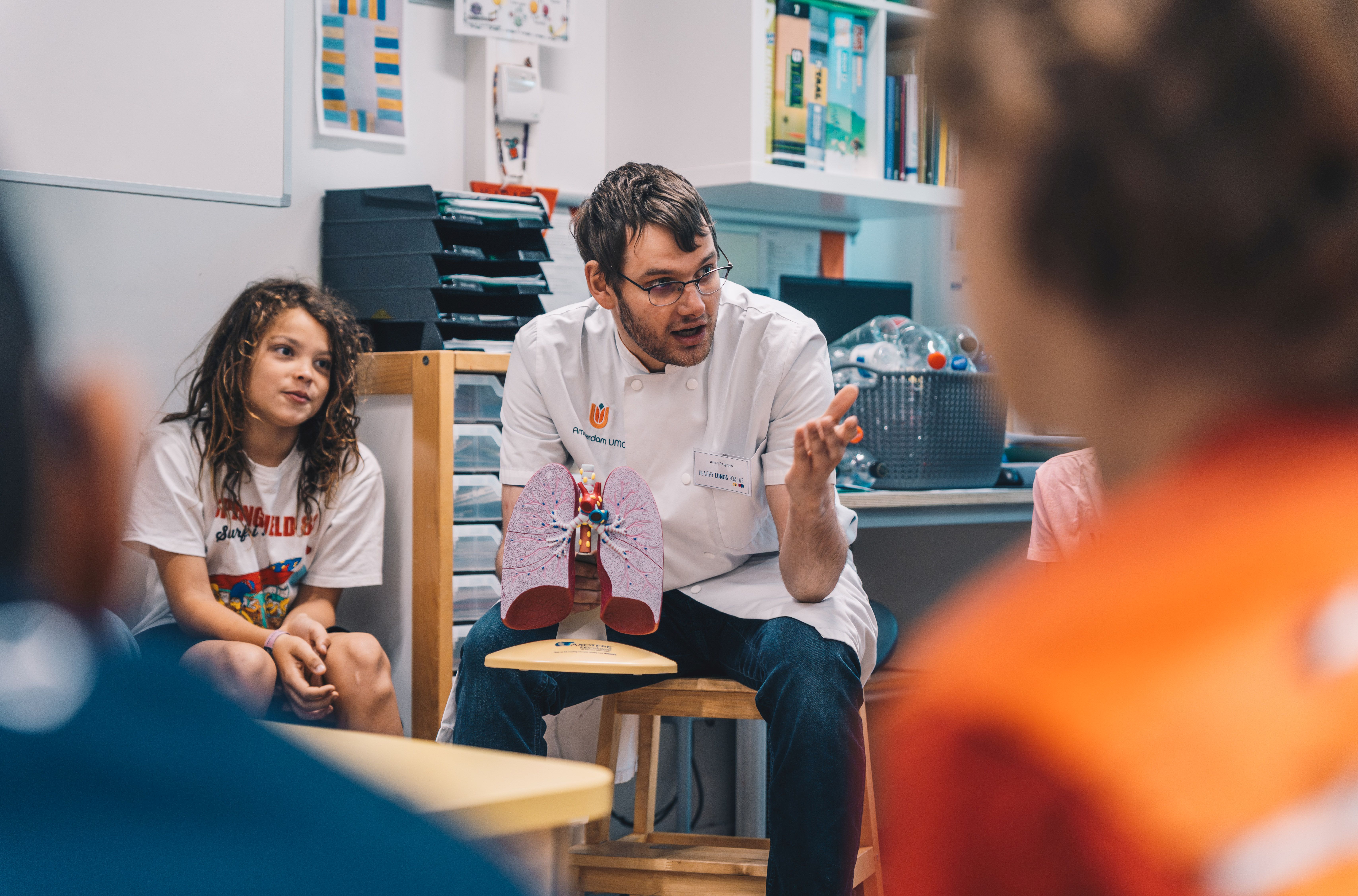 Amsterdam UMC’ers leren schoolkinderen over gezonde longen