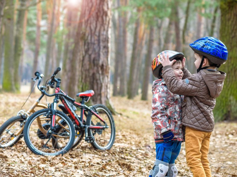 Fietshelm beschermt kinderen tegen ernstig hersenletsel