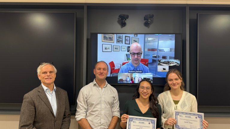 Joost Fonville, Jonathan Coutinho, Jonelle Maragisan, Maaike Wisse en Rustam Al-Shahi Salman (op scherm)