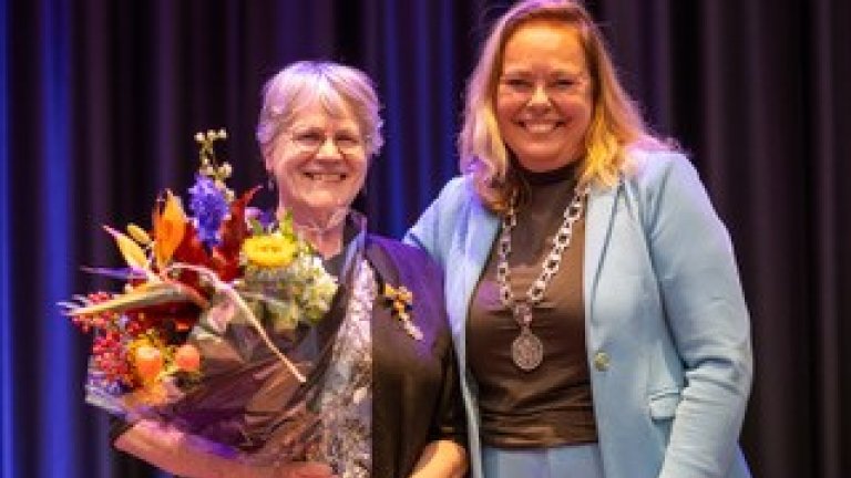 Margreet Bakker receives the award from Astrid Heijstee-Bolt, the mayor of Kaag and Braassem, at the ACS's 40th anniversary celebration. Photo by Rein Wieringa.