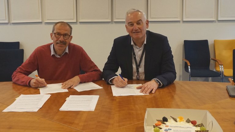 Ondertekening van de samenwerkingsovereenkomst rondom patiënten met complexe leverziekten door Chris Polman, voorzitter raad van bestuur Amsterdam UMC (l) en Douwe Biesma, voorzitter raad van bestuur LUMC.
