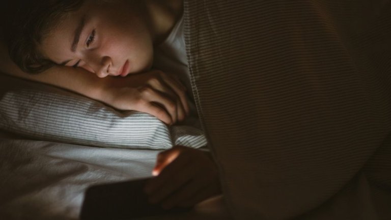 Jongeren slapen beter met regels over schermtijd
