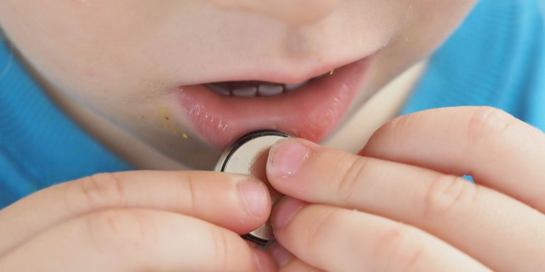 Inslikken batterijen levensgevaarlijk voor jonge kinderen
