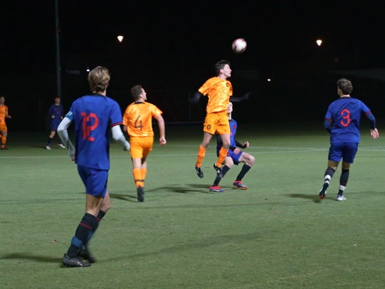 Amateurvoetballer heeft na koppen tijdelijk hersenschade-biomarker in het bloed