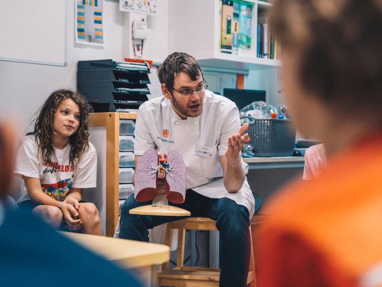 Amsterdam UMC’ers leren schoolkinderen over gezonde longen
