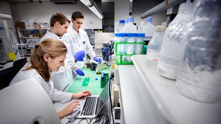 Researchers working in the lab. Left to right: Hilde Herrema, Torsten Scheithauer, Koen Wortelboer