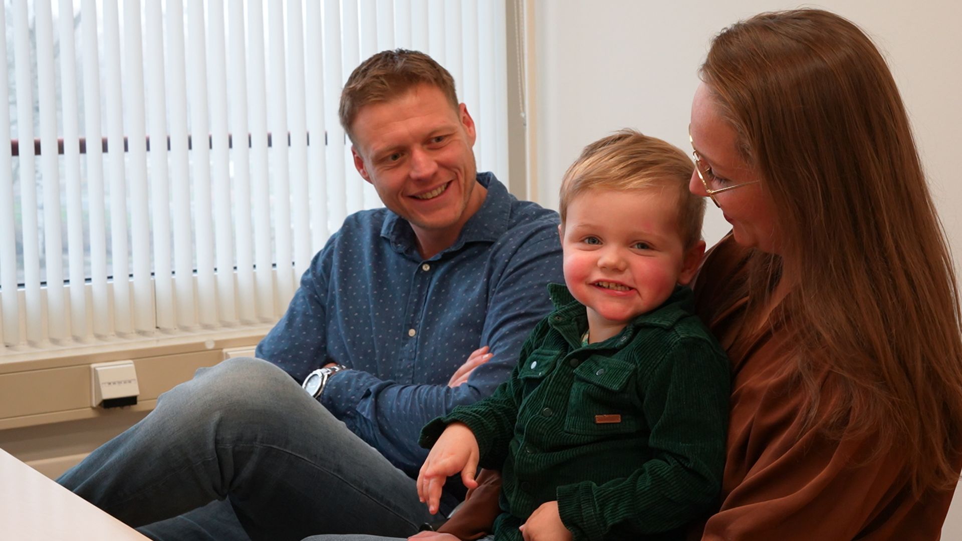 Sam wordt behandeld op de Therapiepoli, zijn ouders vertellen hoe dat hun wereld veranderde