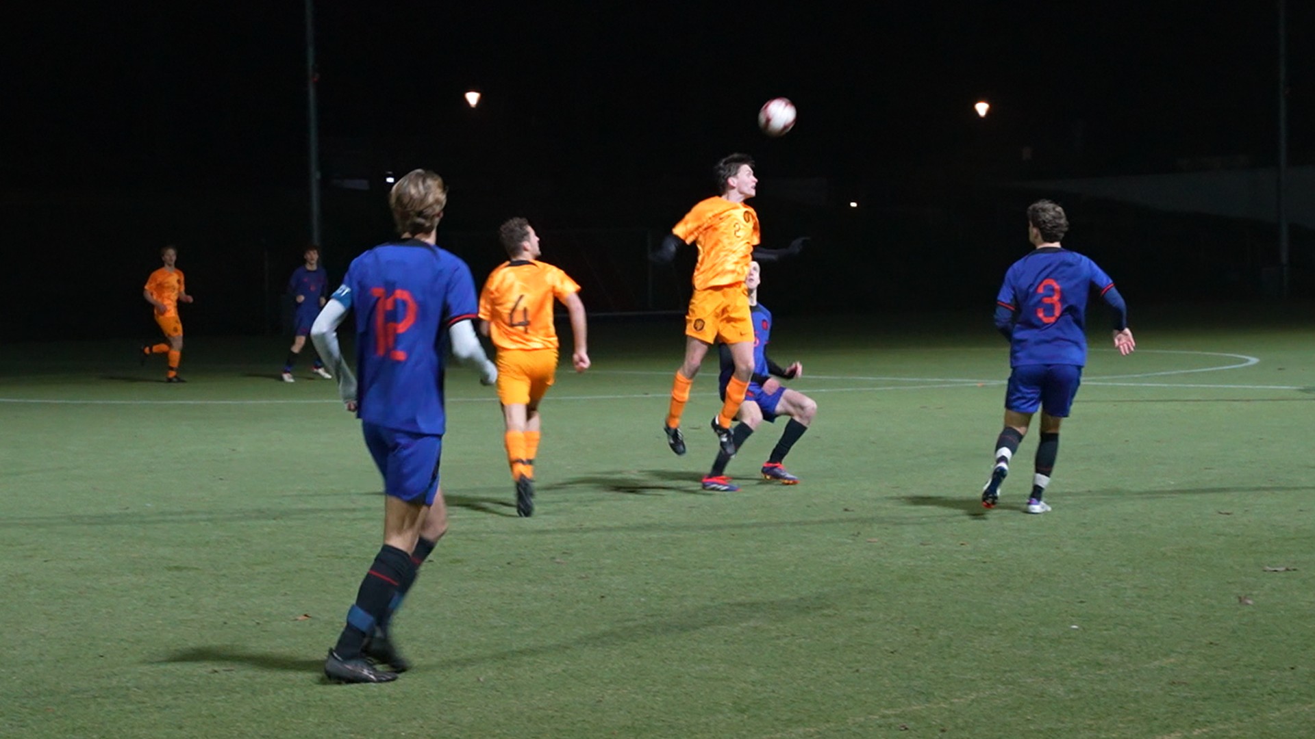 Amateurvoetballer heeft na koppen tijdelijk hersenschade-biomarker in het bloed