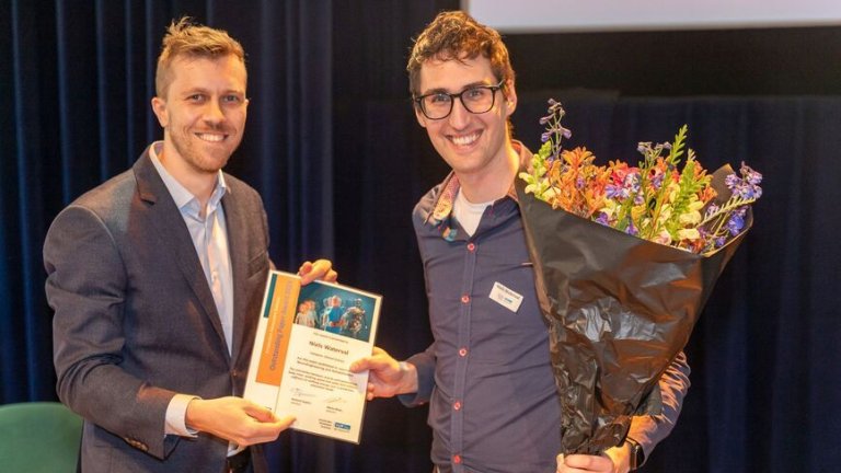 Niels Waterval is congratulated by the jury chair Kaj Emanuel, for winning the AMS Outstanding Paper Award 2024, in the Clinical Science category. 