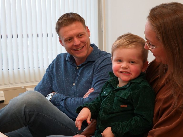 Sam wordt behandeld op de Therapiepoli, zijn ouders vertellen hoe dat hun wereld veranderde