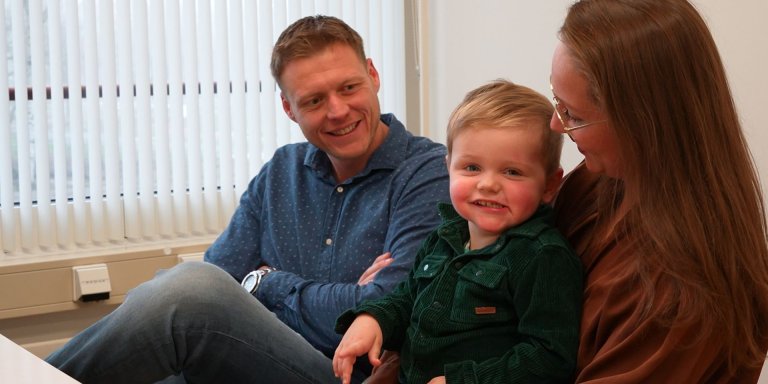 Sam wordt behandeld op de Therapiepoli, zijn ouders vertellen hoe dat hun wereld veranderde