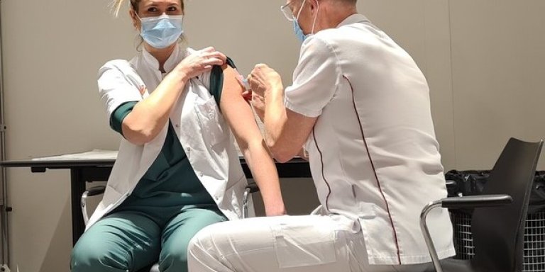 Eerste medewerkers Amsterdam UMC gevaccineerd tegen coronavirus