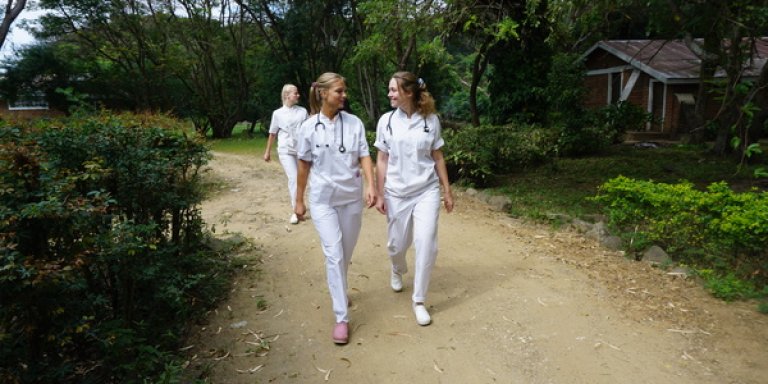Met geneeskundestudenten Jitske en Irene mee naar Tanzania