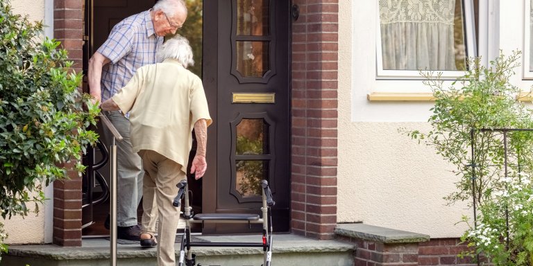 Ouderenzorg van de toekomst: ‘neem enkel zorg uit handen die echt noodzakelijk is’