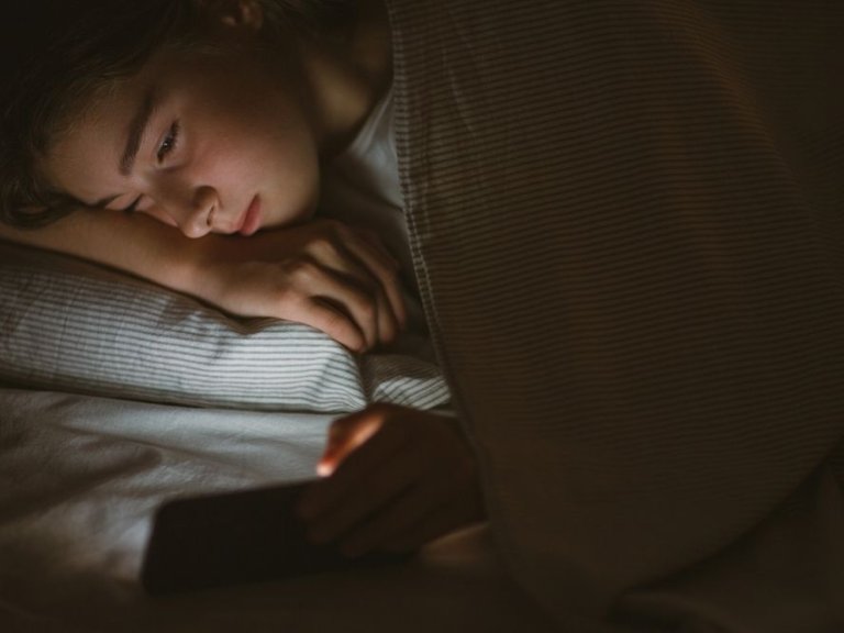 Jongeren slapen beter met regels over schermtijd