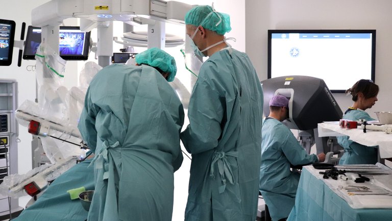 Chirurgen volgen een training met de Da Vinci robot in het Amsterdam Skills Centre