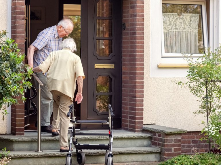 Ouderenzorg van de toekomst: ‘neem enkel zorg uit handen die echt noodzakelijk is’