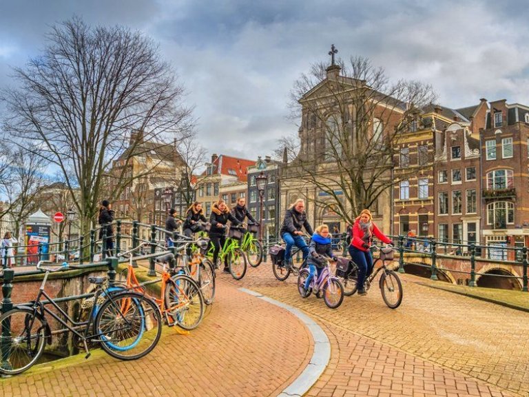 How to keep the inhabitants of Amsterdam healthy? 